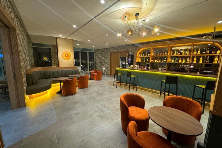 Lounge 127 of 147