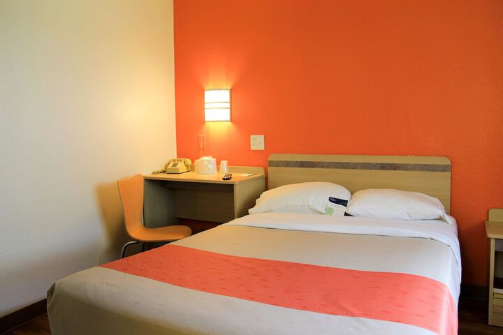 1 King Bed (5 of 5)
