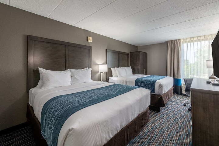 1 Queen Bed Accessible (15 of 15)
