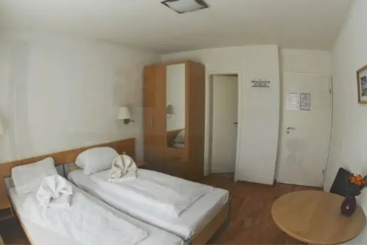 Room 3 of 9