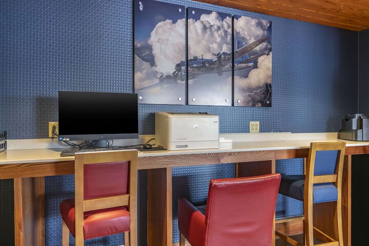 Business Center 25 of 28