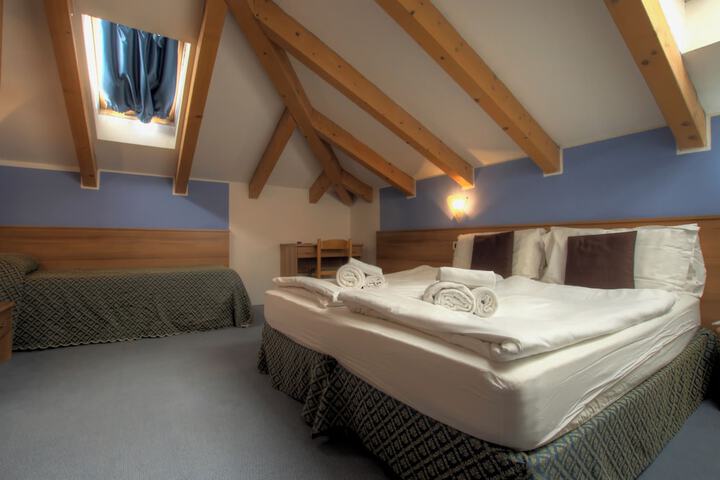 Room 8 of 33