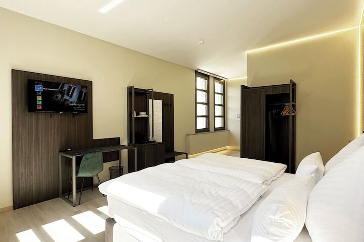 Room 4 of 75