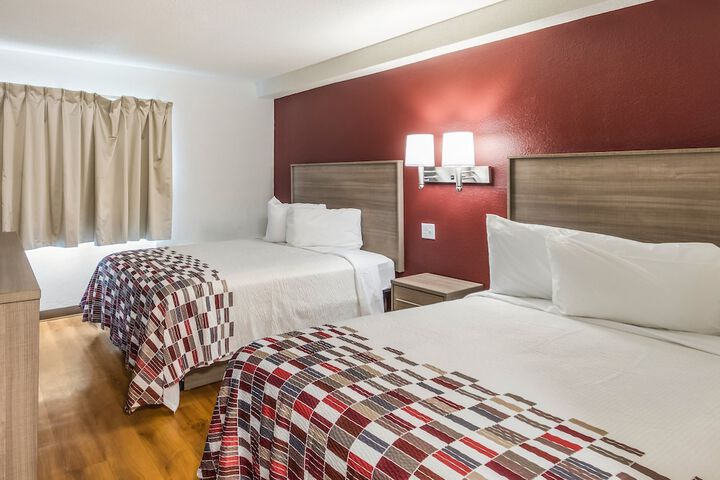 1 Queen Bed (8 of 14)
