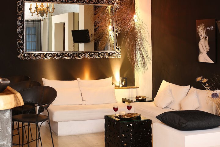 Lounge 52 of 68
