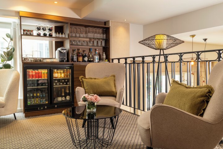 Lounge 75 of 79