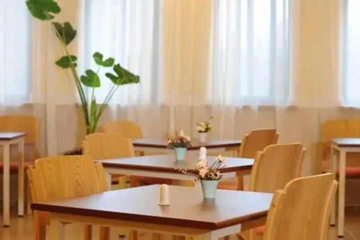 Dining 7 of 8