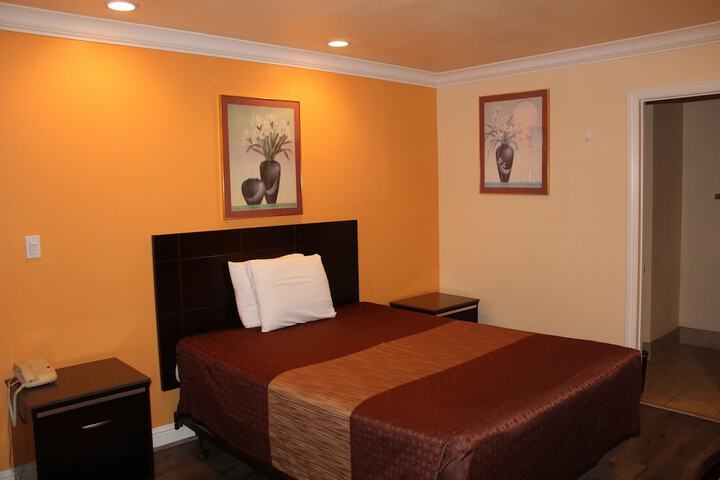 1 King Bed (5 of 5)