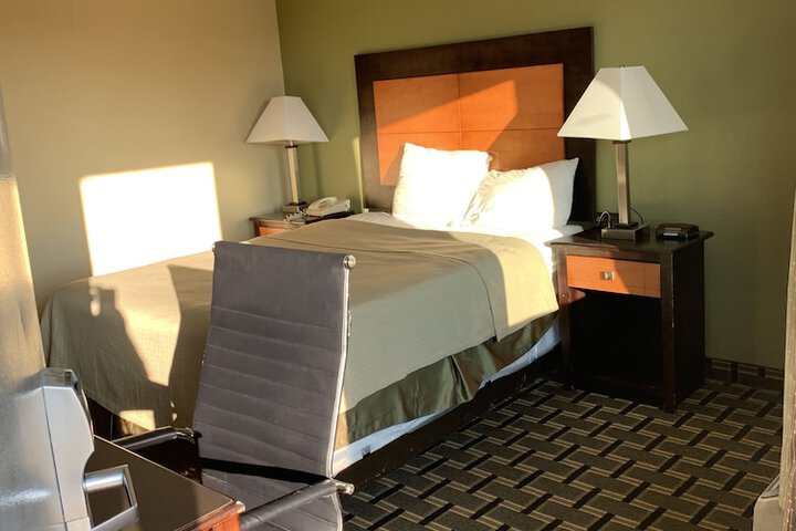 1 Queen Bed (1 of 15)