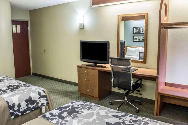 1 Queen Bed Accessible (1 of 16)