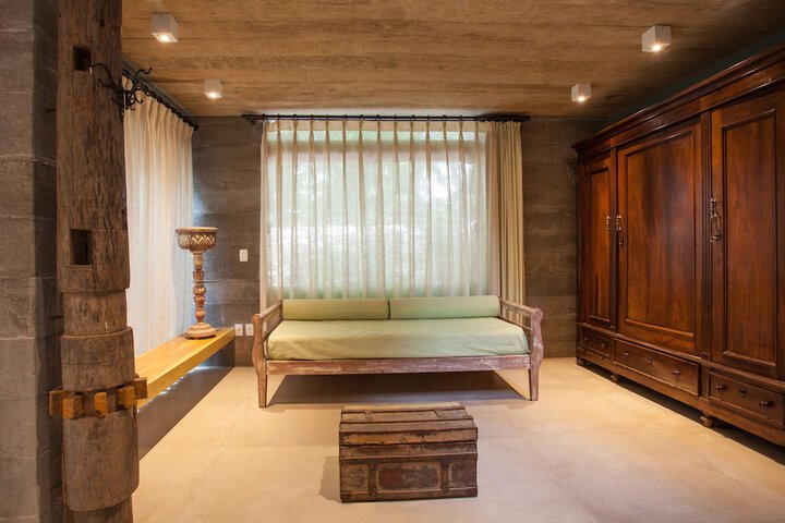 Room 13 of 90