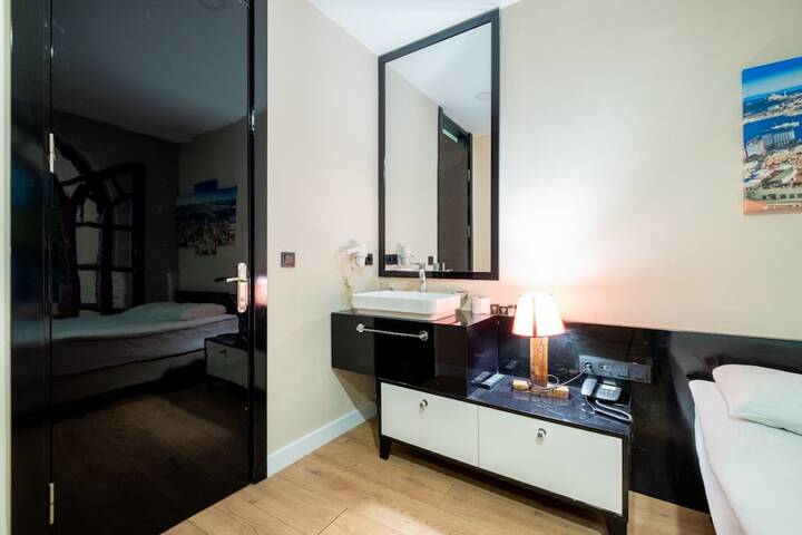 Room 7 of 34