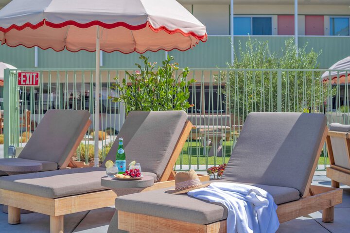 Swimming pool at City Center Hotel by Kasa