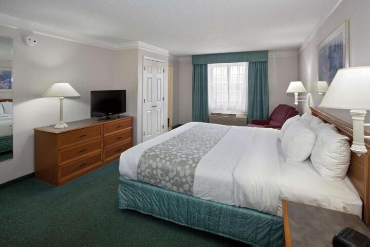 1 King Bed Accessible (8 of 12)