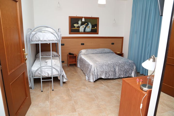 Room 4 of 72