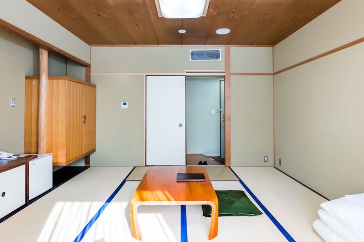 Room 10 of 86