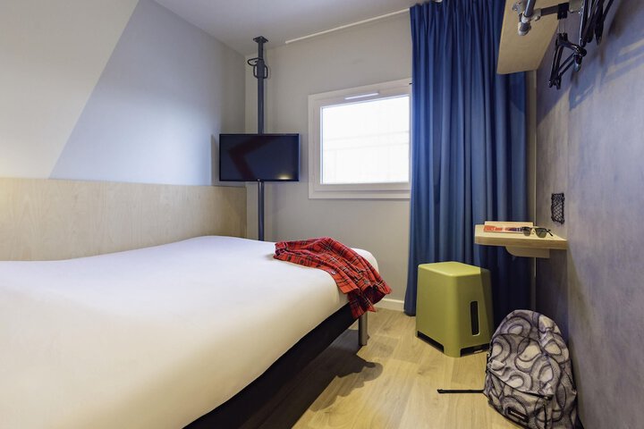 Room 6 of 38