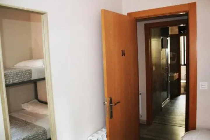 Room 6 of 17
