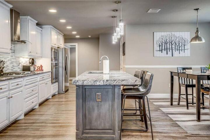 Cozy Haus Relaxing Home Base WiFi Location Close to Town and Rivers Schlitterbahn, Gruene