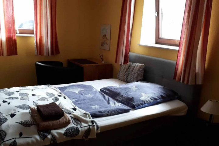 Room 4 of 16