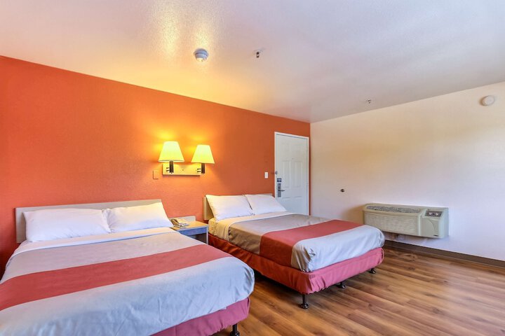 1 Queen Bed (1 of 9)