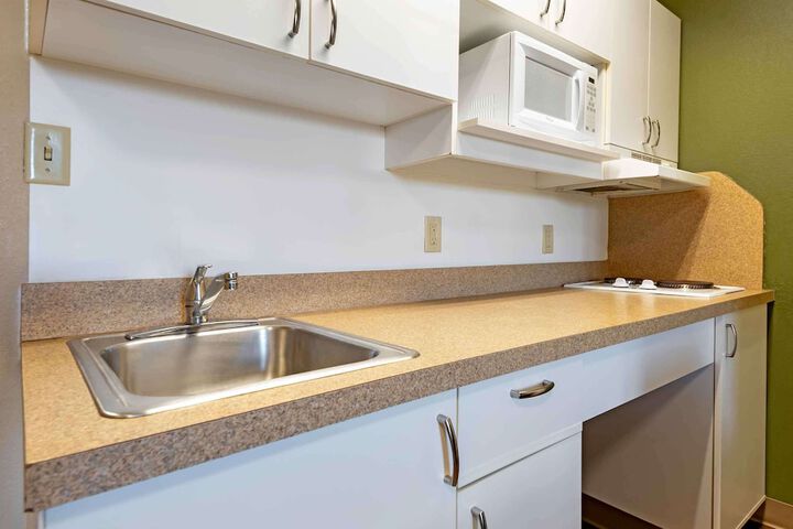 Queen Bed Kitchen (8 of 10)