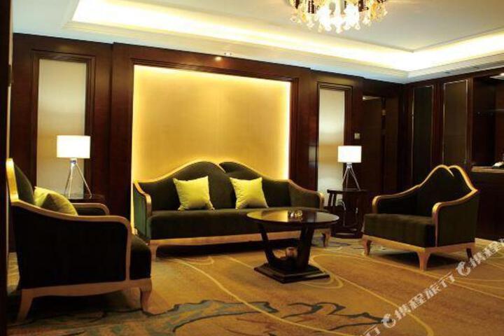 Phoenix Regalia Hotel (Xichang Qionghai Wetland Park)