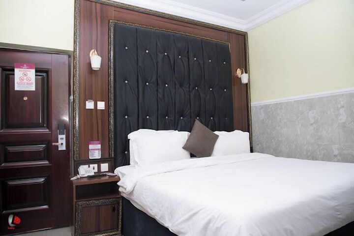 Room 33 of 76