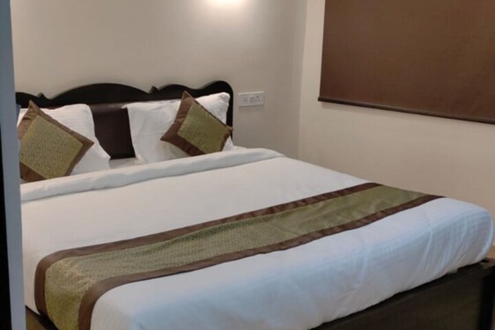 Room 9 of 18