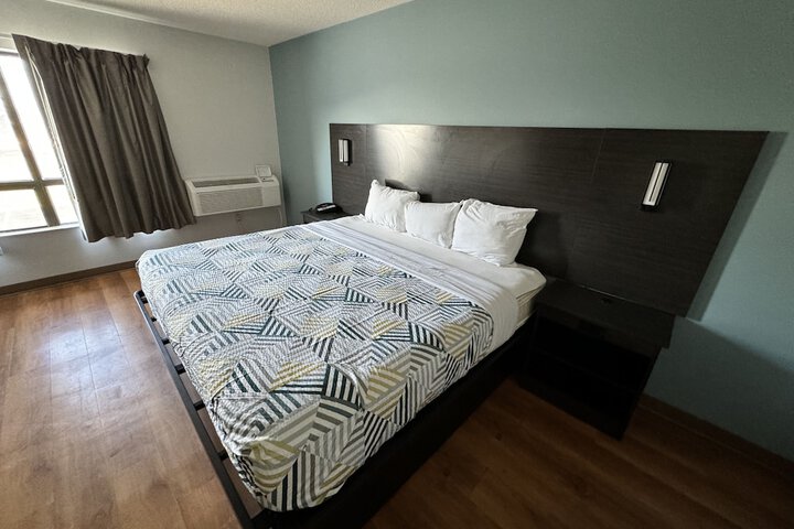 1 King Bed (10 of 18)