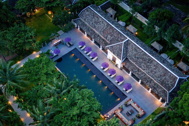 Hotel with Pool