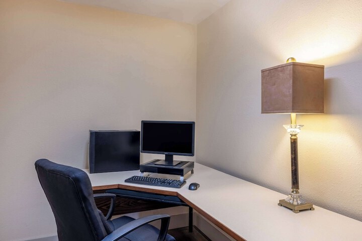 Business Center 22 of 27