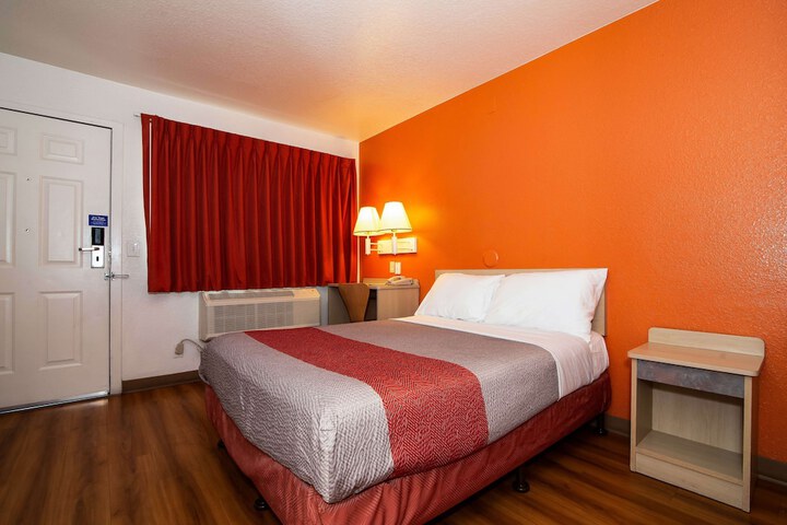 1 Queen Bed (5 of 23)