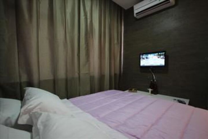Room 11 of 16