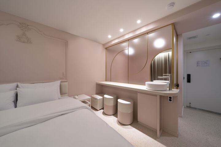 Room 18 of 25