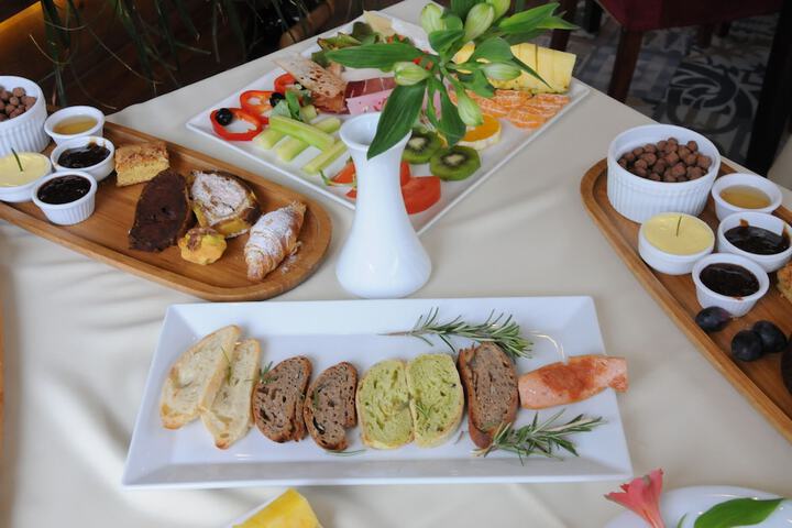 Breakfast/Coffee Service 66 of 118