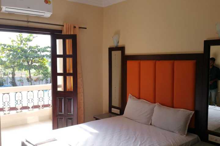 Room 13 of 37