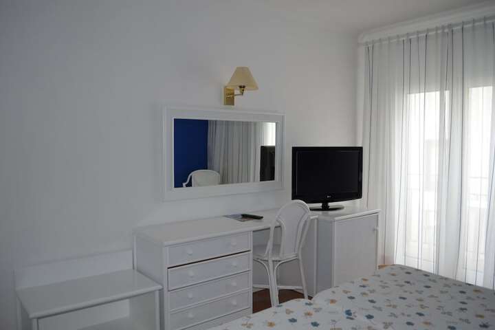 Room 7 of 102