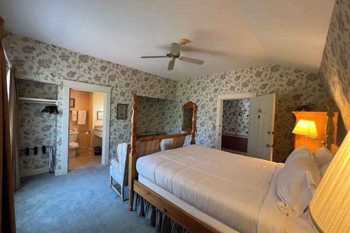 Room 32 of 84