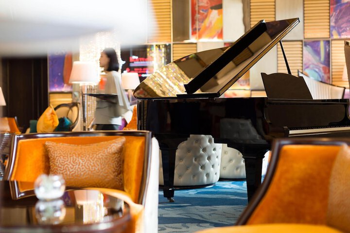 Lounge 91 of 127