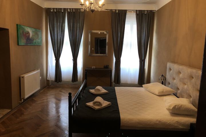 Room 5 of 32