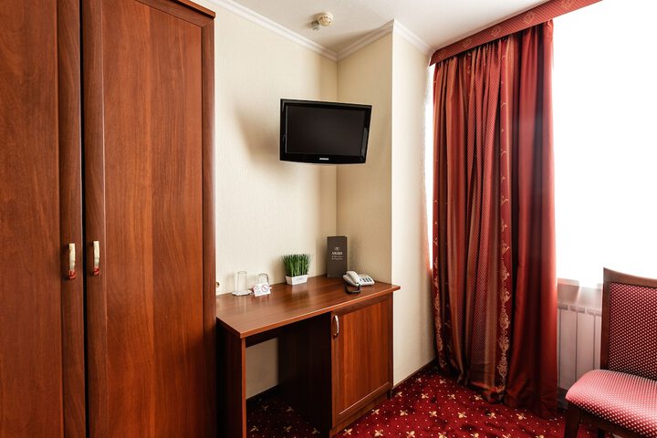 Room 5 of 102