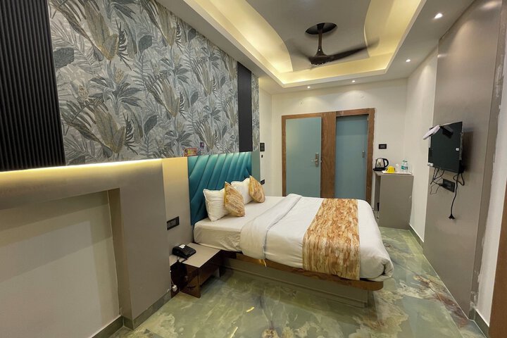 Room 5 of 12