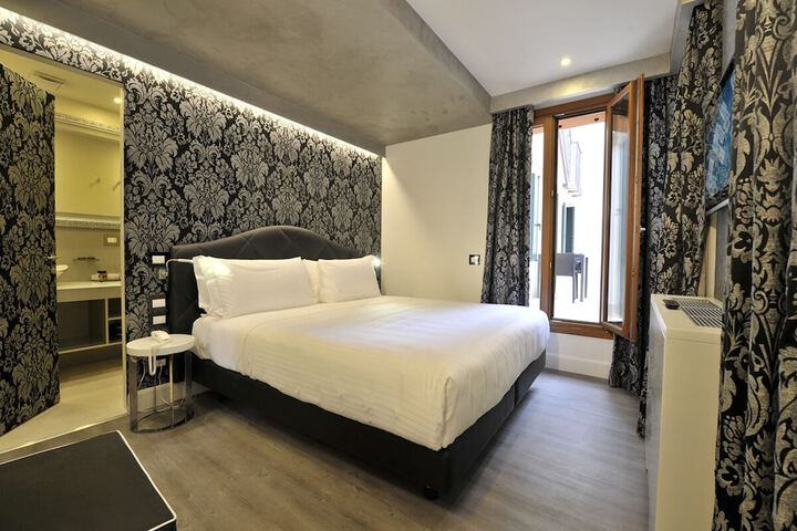 Room 12 of 34