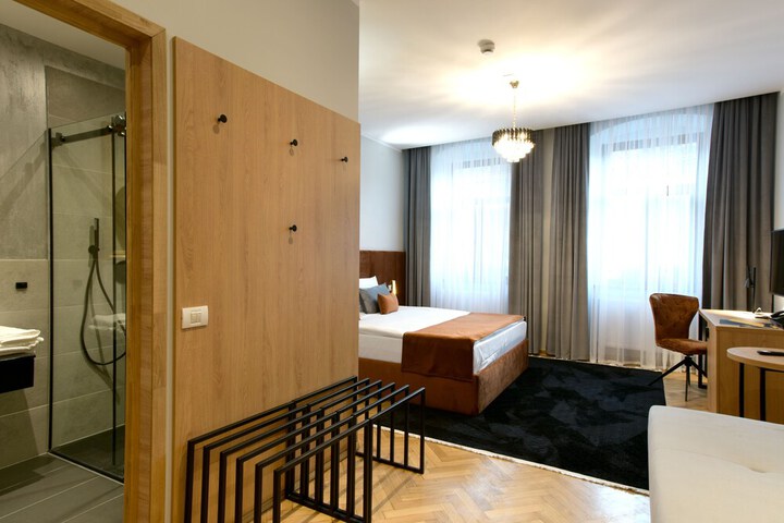 Room 16 of 48