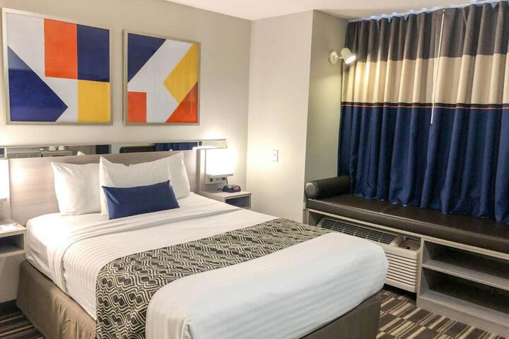 1 Queen Bed Accessible Room (3 of 20)