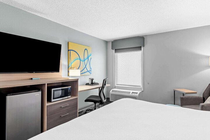1 King Accessible Comm Assist Roll in Shower Microwave, Refrigerator WiFi Full Breakfast (5 of 9)