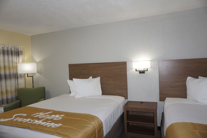 1 Queen Bed (17 of 18)