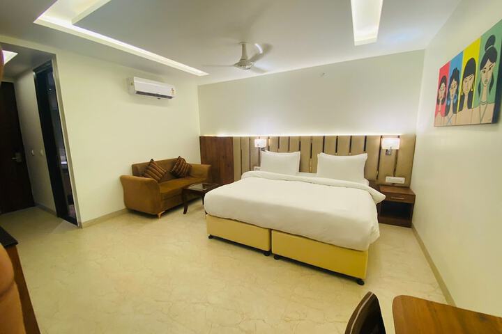 Room 5 of 16