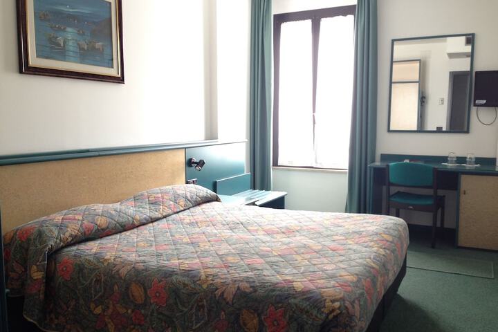 Room 11 of 33
